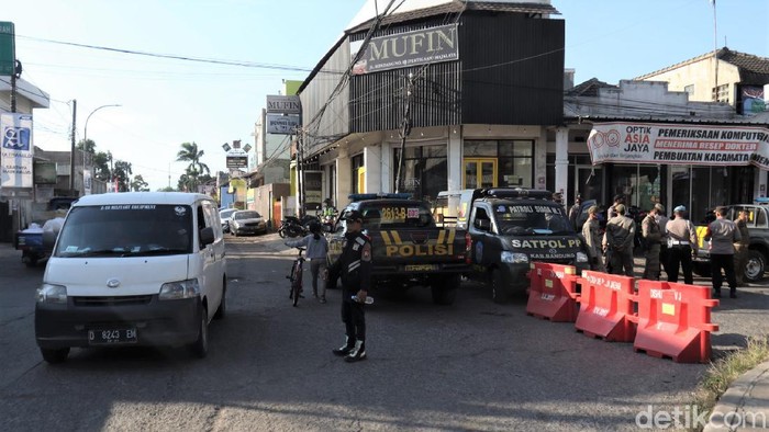 Cegah Mobilitas Warga, Jalan Majalaya Berlakukan Sistem Buka-Tutup Jalan Tengah Majalaya, Kabupaten Bandung, melakukan ujicoba sistem buka-tutup jalan hari ini. Hal itu dilakukan untuk menekan mobilitas warga di masa pandemi.