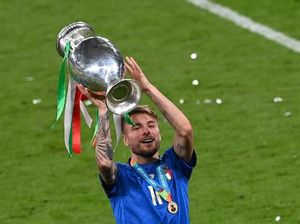 Kocak! Immobile Asyik Merayakan, Celananya Sampai Lepas