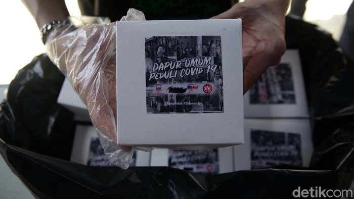 Warga Karet Semanggi, Jakarta Selatan mendirikan dapur umum. Mereka membantu warga yang sedang isolasi mandiri dan terdampak kebijakan PPKM Darurat.