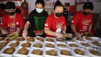 Dapur umum ini untuk membantu warga yang sedang isolasi mandiri.  