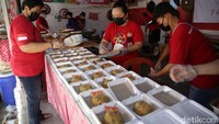 Selain itu warga yang terdampak kebijakan PPKM Darurat juga mendapat bantuan makanan.  