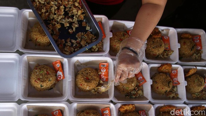 Warga Karet Semanggi, Jakarta Selatan mendirikan dapur umum. Mereka membantu warga yang sedang isolasi mandiri dan terdampak kebijakan PPKM Darurat.