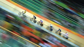 Foto dengan teknik panning ini tampak membekukan objek yang bergerak dan memblurkan objek yang diam. Matthias Hangst/Getty Images.