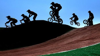Para pebalap bertanding pada babak semifinal 2 Putra hari ke-14 Olimpiade Rio 2016 di Olympic BMX Center pada 19 Agustus 2016 di Rio de Janeiro, Brasil. David Ramos/Getty Images.