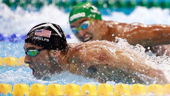 Fotografer berhasil merekam moment saat Perenang asal Amerika, Michael Phelps (kiri) pada babak Final berenang gaya Kupu-Kupu 200m Putra di Stadion Akuatik Olimpiade di Rio de Janeiro, Brasil. Adam Pretty/Getty Images.