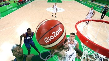 Fotografer ini menempatkan kameranya di belakang ring basket dan menggunakan remote untuk merekam gambar saat atlet basket Amerika Serikat Paul George #13 melakukan layup pada pertandingan perebutan medali Emas Putra di Carioca Arena 1 pada 21 Agustus 2016 di Rio de Janeiro, Brasil. Elsa/Getty Images.