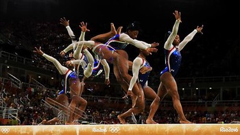 Fotografer mengunakan Teknik multiple eksposure saat atlet asal Amerika Serikat Simone Biles bertanding di ajang Olimpiade Rio 2016 di Rio Olympic Arena, Brasil. Mike Ehrmann/Getty Images.