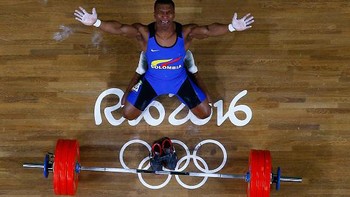 Momen emosional Atlet angkat besi asal Kolombia Oscar Albeiro Figueroa Mosquera saat berhasil mengangkat di Rio de Janeiro, Brasil. Pool/Getty Images.