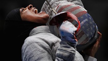 Moment emotional atlet anggar dari Amerika Serikat  pada Semifinal 1 Tim Saber Wanita Rusia vs Amerika Serikat Rio de Janeiro, Brasil. Tom Pennington/Getty Images.