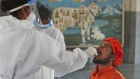 Setiap peserta yang hadir diharuskan menjalani tes Covid-19 akibat kasus COVID-19 di India yang tak kunjung reda. AP Photo/Ajit Solanki