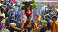 Seorang pemuja menari sambil menyeimbangkan pot yang dihias berisi nasi sebagai persembahan untuk dewi Kali di Benteng Golconda selama festival Bonalu. AP Photo/Mahesh Kumar A.