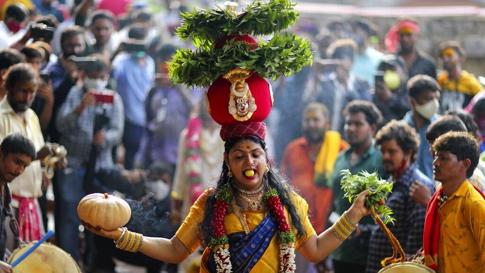 Dibayangi Corona, Begini Meriahnya Festival di India Sejumlah warga di India bersikeras menghadiri festival atau tradisi tahunan Rath Yatra ke-144 meski tengah dibayangi ancaman gelombang Covid-19 ketiga.