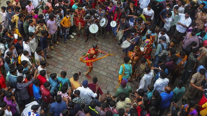 Dibayangi Corona, Begini Meriahnya Festival di India Sejumlah warga di India bersikeras menghadiri festival atau tradisi tahunan Rath Yatra ke-144 meski tengah dibayangi ancaman gelombang Covid-19 ketiga.