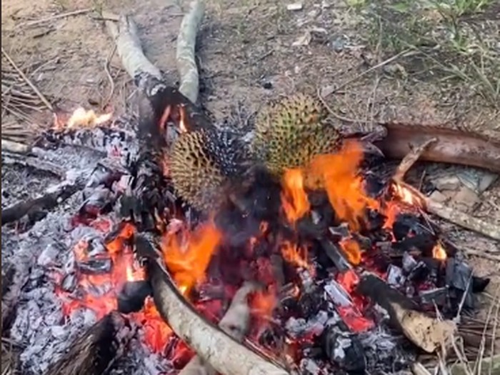 Durian Bakar Topping Keju Lumer