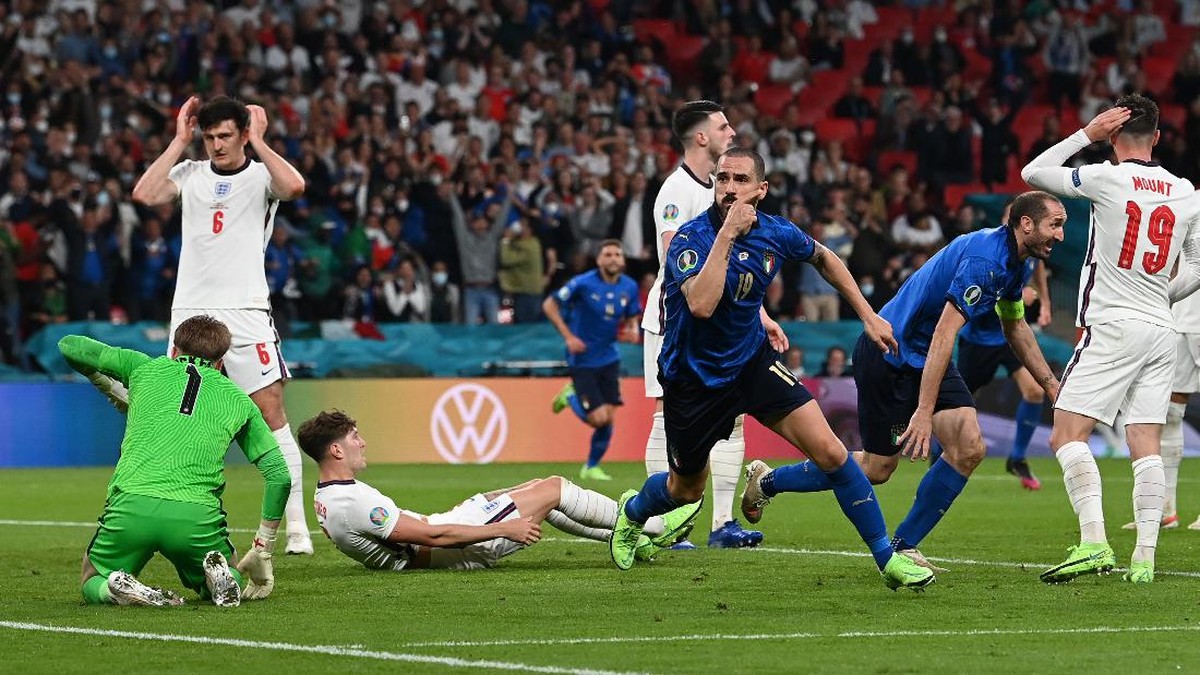 Leonardo Bonucci mencetak gol ke gawang Inggris di final Euro 2020. (Foto: Getty Images/Paul Ellis - Pool)