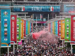 Italia Vs Inggris: Rusuh! Suporter Tanpa Tiket Terobos Wembley