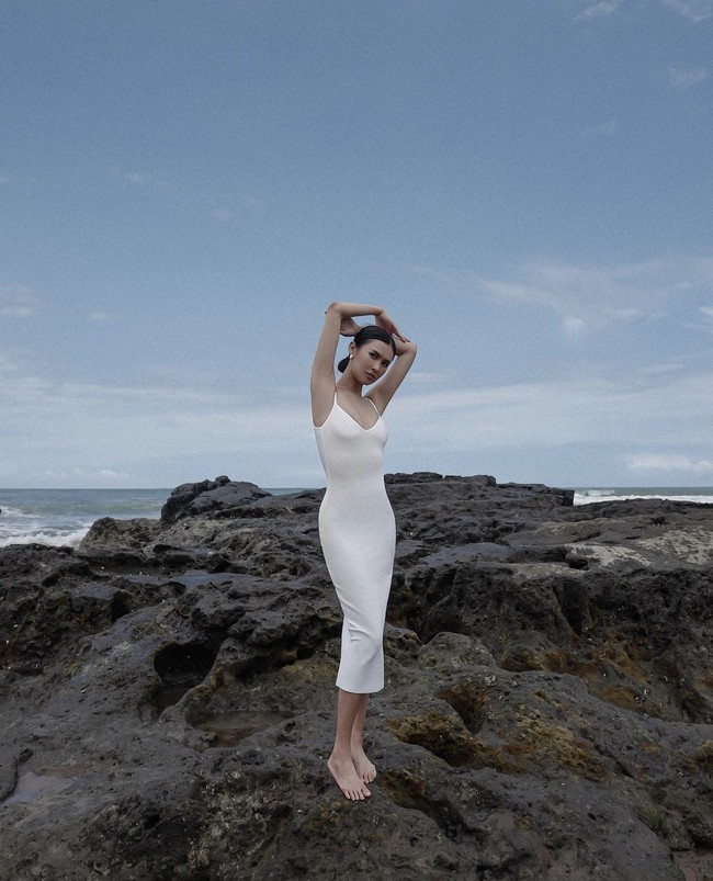 Akun Instagram Indonesia Butuh Feminis dengan tegas mengkritik aksi influencer Michelle Halimdan Edbert Berlusconi yang melakukan body shaming pada model terbaru Victorias Secret. Foto: Dok. Instagram @michellehalim