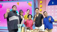 Presenter Brownis ini bahkan juga begitu antusias saat Sisca Soewitomo hadir ke studio Brownis untuk mendemokan sebuah resep masakan. Kegemarannya dengan dunia kuliner yang juga diimbangi dengan hobi kulinerannya membuat Ruben begitu bergairah di bidang kuliner selain karir keartisan yang dijalaninya. Foto: Instagram/ruben_onsu