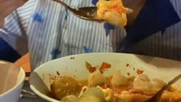 Keluarga Ruben Onsu juga dikenal sebagai keluarga yang hobi kulineran. Sarwendah yang juga handal dalam memasak berbagai makanan seringkali menyajikan makanan-makanan yang lezat untuk disantap bersama keluarga dan tim di rumahnya. Foto: Instagram/ruben_onsu
