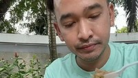 Layaknya seorang selebriti, namanya juga tidak jauh dari gosip dan kehebohan yang menerpa. Baru-baru ini Ruben bahkan dikabarkan telah meninggal akibat kecelakan lalu lintas yang dialaminya. Foto: Instagram/ruben_onsu