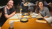 Ayah dari Thania Putri Onsu tidak ambil pusing terkait kabar bohong yang bahkan membuat beberapa keluarga menangis. Doa aku lagi nggak untuk mereka (yang menyebar berita hoax). Doaku lagi untuk Indonesia semoga lekas pulih, kata Ruben Onsu saat ditemui wartawan. Foto: Instagram/ruben_onsu