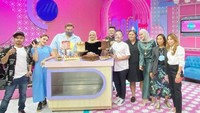 Kabar hoax tersebut kemudian segera ditepis oleh Ruben dan keluarga. Tidak pernah menanggapi pemberitaan negatif dengan emosi, Ruben begitu santai mengklarifikasi berita bohong yang melibatkan dirinya tersebut. Foto: Instagram/ruben_onsu