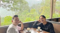 Berbagai pertemuaan pekerjaan yang dilakukan Ruben tidak pernah luput dari makan bersama. Bahkan pada sela-sela pekerjaannya, Ruben dan Ramzi yang kerap membawakan acara bersama terlihat tengah asyik makan di sebuah tempat dengan pemandangan yang asri. Foto: Instagram/ruben_onsu
