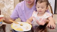 Di tengah kesibukannya yang begitu padat, Ruben tidak pernah lupa untuk membagi waktunya untuk keluarga. Ruben bahkan masih menyempatkan diri untuk menyuapi putri bungsunya Thania langsung dengan tangannya sendiri. Foto: Instagram/ruben_onsu