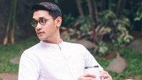 Santai menikmati minuman di taman, begini nih pose keren Afgan!