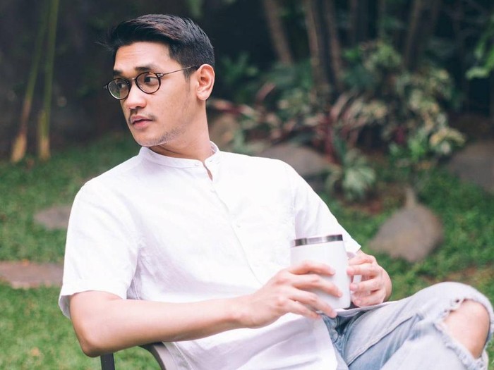 Gaya Keren Afgan Saat Nongkrong di Kafe dan Masak Daging Panggang