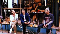 “Istanbul trip with these guys,” tulis Afgan di keterangan foto. Pemilik album Wallflower ini sedang singgah di kafe untuk bercengkrama.