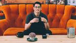 Gaya Keren Afgan Saat Nongkrong di Kafe dan Masak Daging Panggang