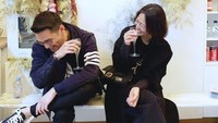 Menikmati segelas minuman bersama temannya, Afgan memamerkan senyum bahagia di sini.