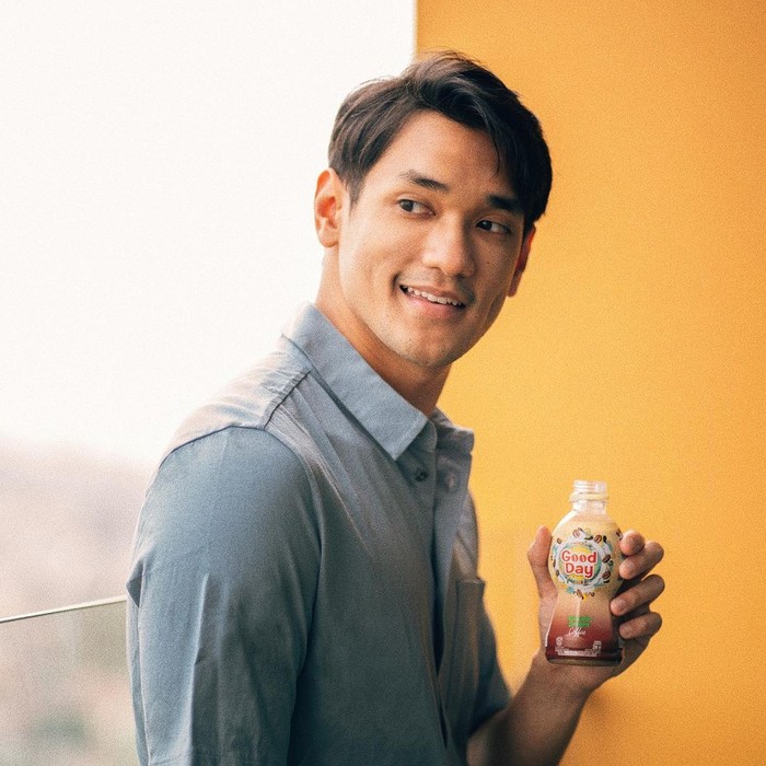 Gaya Keren Afgan Saat Nongkrong di Kafe dan Masak Daging Panggang