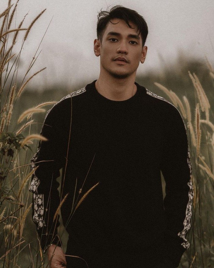 Gaya Keren Afgan Saat Nongkrong di Kafe dan Masak Daging Panggang