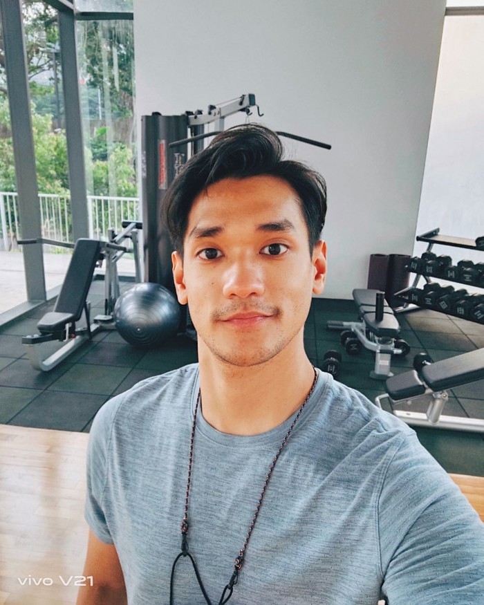 Gaya Keren Afgan Saat Nongkrong di Kafe dan Masak Daging Panggang