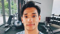 Melalui Instagramnya (11/7) Afgan mengumumkan tengah menjalani isoman hari keempat akibat positif Covid-19. Tampak ia berolahraga ringan untuk menjaga kesehatannya.