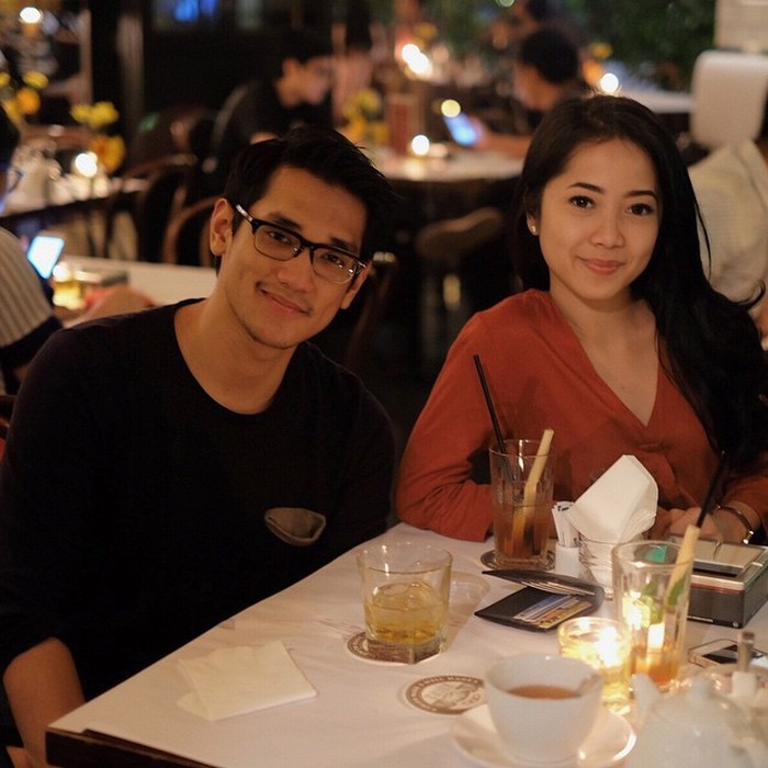 Gaya Keren Afgan Saat Nongkrong di Kafe dan Masak Daging Panggang