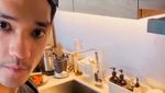 Gaya Keren Afgan Saat Nongkrong di Kafe dan Masak Daging Panggang