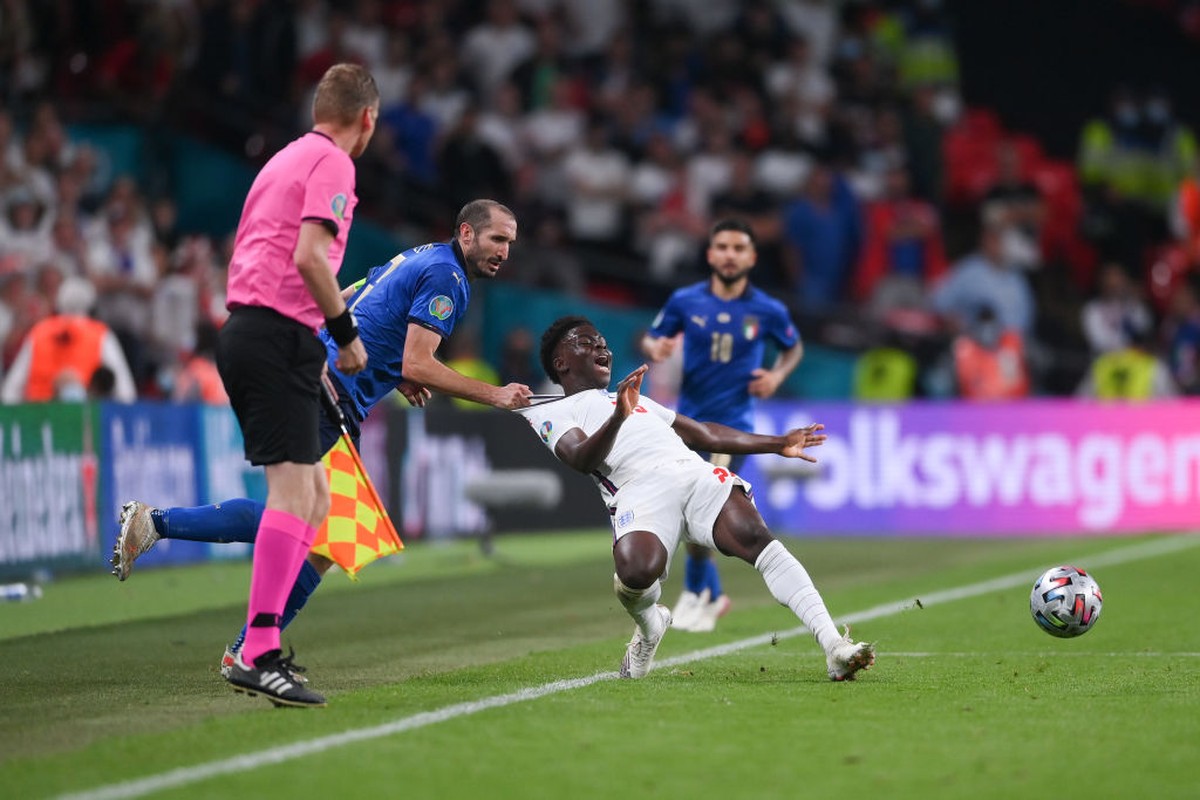 Aksi tanpa kompromi Giorgio Chiellini saat menarik Saka sampai jatuh (Getty Images)