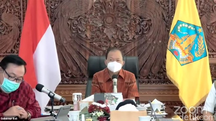 Gubernur Bali Wayan Koster saat mengajak kepala desa dan lurah meminum kopi campur arak biar sehat (Sui/detikcom).