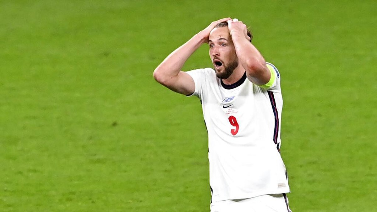Striker Inggris Harry Kane gaga mengancam gawang Italia di final Euro 2020. (Foto: AP/Facundo Arrizabalaga)
