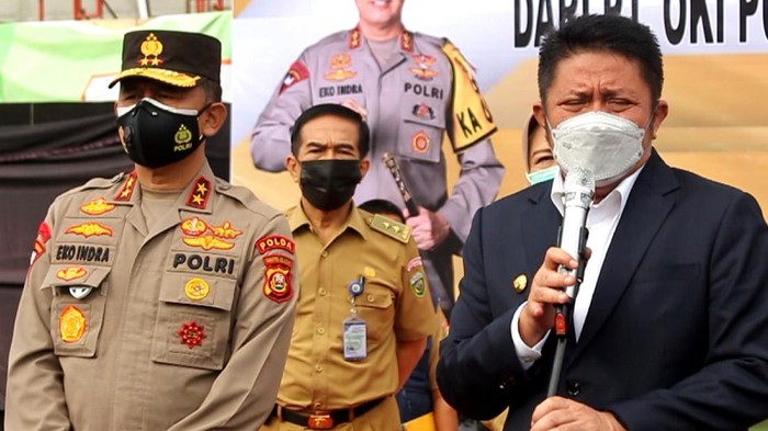 Herman Deru (jas hitam)/M Syahbana-detikcom