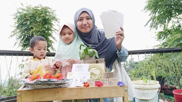 Ibu Rumah Tangga Bisnis Kertas Daur Ulang, Bisa Ditanam Lho