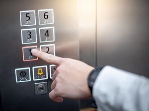 Cerita Pria India 2 Hari Terjebak Dalam Lift, Bertahan Tanpa Makan Minum