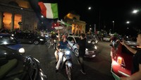 Ribuan pengendara memadati berbagai sudut kota di Italia. Mereka pawai turun ke jalan menggunakan kendaraannya masing-masing. Ada yang pakai mobil, ada pula yang menggunakan sepeda motor lengkap dengan helmnya. Foto: AP/Luca Bruno