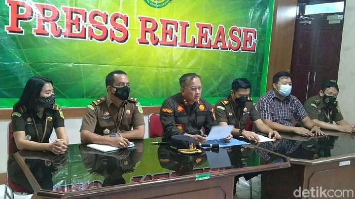 Jumpa pers kasus korupsi proyek tol di Kantor Kejaksaan Negeri Kabupaten Pekalongan, Senin (12/7/2021).