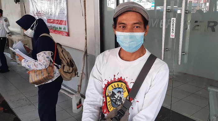 Juned yang gagal naik KRL karena tak punya STRP (Yogi-detikcom)