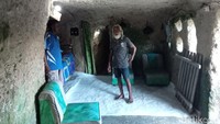 Tampak ruang tamu di gua Kakek Hais ada kursi dan dilapisi karpet (Trisno Mais/detikcom)