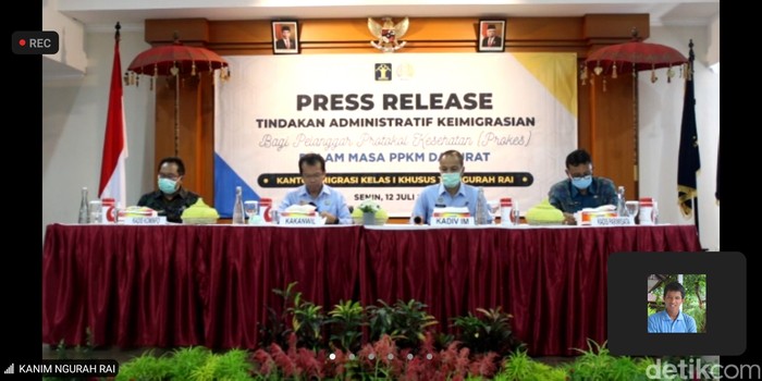 Kantor Imigrasi Kelas I Khusus TPI Ngurah Rai, Bali menggelar konferensi pers 4 WNA dideportasi karena langgar prokes (Sui/detikcom).